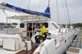 Andrea Stella al timone del suo catamarano senza barriere