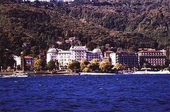 L'Hotel Regina Palace di Stresa, ove si svolgerà il convegno del 23 settembre, visto dal lago Maggiore