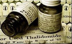 Due boccette di talidomide, il medicinale che fu al centro del più grande scandalo farmaceutico del dopoguerra