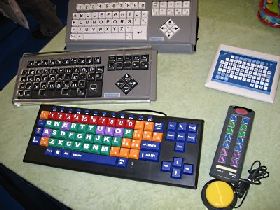 Alcuni esempi di tastiere facilitate e ridotte e un sensore (rotondo, in basso a destra)