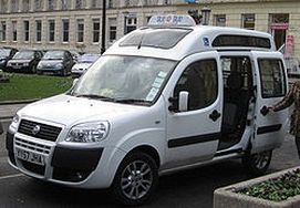 Un taxi inglese adattato al trasporto delle persone con disabilità
