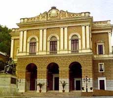 La facciata del Teatro Rendano, Cosenza