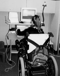 Persona con disabilità che utilizza varie tecnologie