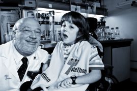Paolo Bernardi, ricercatore e Francesco, bimbo di sei anni con la distrofia muscolare, in uno dei manifesti di Telethon 2008