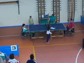 Una partita di tennis tavolo tra persone con disabilità