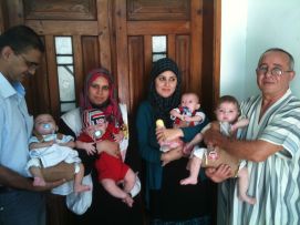 Monis, Sham, Sana e Giana, i quattro gemellini di Jabalia, nati con malformazioni alle anche