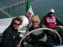 Silene Thiella a bordo dello Spirito di Stella, il catamarano sneza barriere ideato e realizzato da Andrea Stella