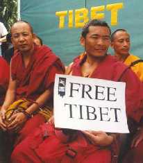 La protesta di alcuni monaci tibetani