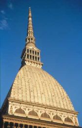La Mole Antonelliana, uno dei più famosi monumenti della città di Torino