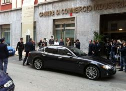 6 maggio: l'auto del ministro Brunetta - che si scorge dietro alla stessa - arriva alla Camera di Commercio di Trapani... (foto di «Lettera viola»)