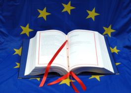 Libro aperto sullo sfondo delle stelle che rappresentano i Paesi dell'Unione Europea