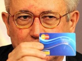Il ministro dell'Economia Giulio Tremonti ai tempi della presentazione della Social Card
