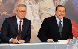 Il ministro dell'Economia Giulio Tremonti e il presidente del Consiglio Silvio Berlusconi presentano il 26 maggio la Manovra Finanziaria Correttiva