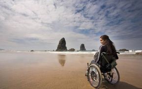 Donna con disabilità su una spiaggia (foto di Varina e Jay Patel)