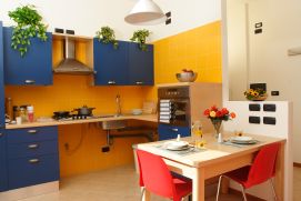 Salottino con spazio cucina della prima casa domotica gestita dalla UILDM di Milano