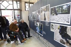 Chiandetti e Honsell nella sede della mostra fotografica sulle barriere, promossa dalla UILDM di Udine
