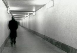 Uomo di spalle in un tunnel, in immagine in bianco e nero