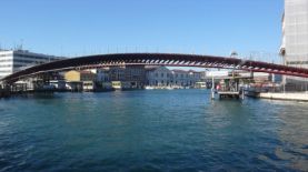 Il nuovo contestato ponte sul Canal Grande di Venezia