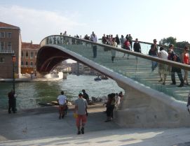 Un'opera di architettura contemporanea famosa in tutto il mondo, come il nuovo ponte sul Canal Grande di Venezia, progettato da Santiago Calatrava, avrebbe dovuto prevedere sin dall'inizio rampre d'accesso inserite in un contesto di pregio