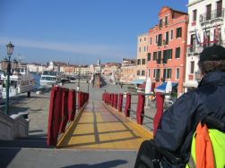 Una delle rampe installate per l'iniziativa denominata «A Venezia le barriere si superano di corsa»