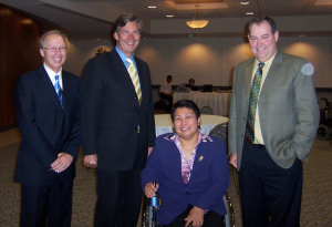 Al centro Venus Ilagan, presidente del DPI (Disabled Peoples' International) Mondiale