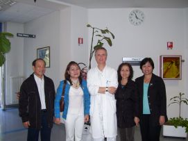 Mauro Menarini, responsabile del Dipartimento di Medicina Riabilitativa dell'Ospedale Montecatone di Imola, con i componenti della delegazione vietnamita
