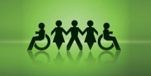 Disegno su sfondo verde con due simboli, a destra e a sinistra, di persone in carrozzina e al centro tre persone non disabili