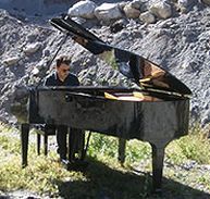 Paolo Zanarella mentre suona tra le rocce del Cadore
