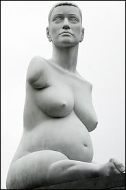 Una scultura dell'artista Marc Quinn esposta a Trafalgar Square, Londra