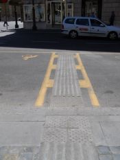 Roma, Piazza San Silvestro: un identico segnale viene usato per indicare la presenza di un gradino e l'obbligo di arrestarsi per la presenza di un pericolo