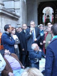 Il sindaco di Torino Piero Fassino incontra i manifestanti davanti al Palazzo Comunale del capoluogo piemontese