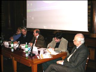Il tavolo dei relatori alla lezione inaugurale del corso di Padova. Da sinistra a destra: Giampiero Griffo, Marco Mascia, Edoardo Arslan, Pietro V. Barbieri e Antonio Papisca
