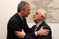 Walter Veltroni, sindaco di Roma, con Tommaso Daniele, presidente nazionale dell'UIC (Unione Italiana Ciechi) 