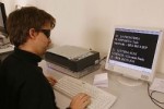 Un giovane con disabilità visiva al computer