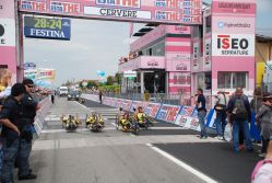 Handbikers all'arrivo della tappa di Cervere del Giro d'Italia di ciclismo 2012