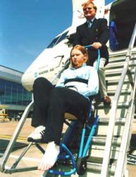 Donna con disabilità scende da un aereo