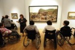 Persone con disabilità in carrozzina all'interno di un museo