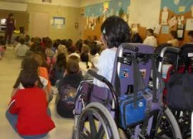 Alunna con disabilità in aula affollata