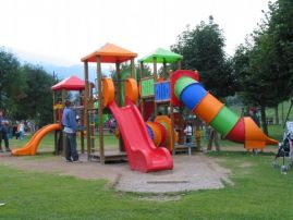 Giochi per bambini in un parco