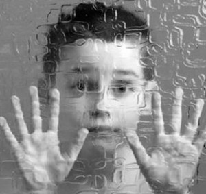 Bimbo dietro a un vetro, figura che rappresenta una condizione di autismo