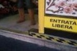"Entrata libera" all'ingresso di un negozio di Abcona: ma per chi?