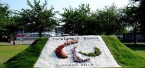 Giardino fiorito con il logo delle Paralimpiadi