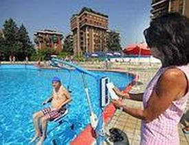 Disabile scende in acqua nella Piscina Argelati di Milano
