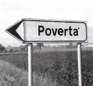 Cartello segnaletico con la scritta "Povertà"