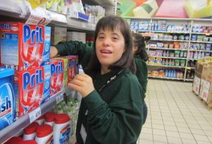 Giovane donna con disabilità intellettiva lavora in un supermercato
