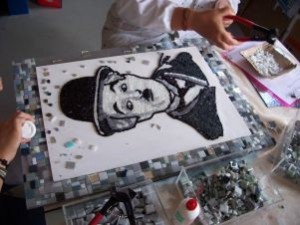 Mosaico di Charlie Chaplin realizzato all'Officina dell'Arte della Fondazione Bambini e Autismo