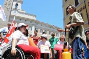Manifestazione a Roma di persone con disabilità