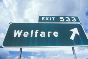Cartello stradale americano, con la scritta "welfare"