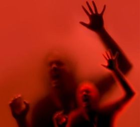 Realizzazione grafica con figura sfuocata e raddoppiata di uomo con la bocca spalancata e il braccio sinistro alzato, su sfondo rosso