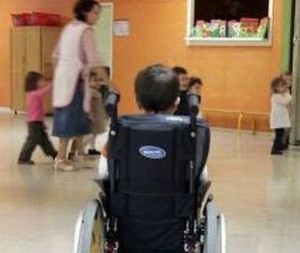 Bimbo con disabilità entra a scuola